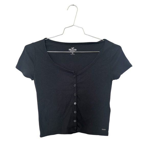 Hollister Button Front Ribbed Black Cropped Tee Size Medium Can fit Small Too - Picture 1 of 3